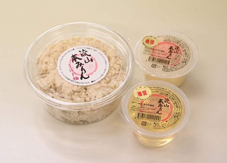 こぼれ梅（300g）324円（左）。みりんゼリー（オリジナル／こぼれ梅入り）各300円。販売はここだけ。