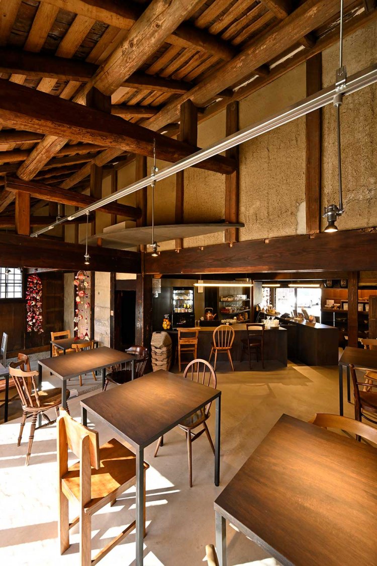 天井の梁や壁などは当時のまま。イスは一脚ずつ異なるアンティーク。