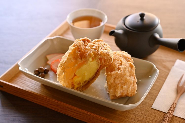 流山みりんのパイ生地シュークリーム682円。日本茶は605円～。