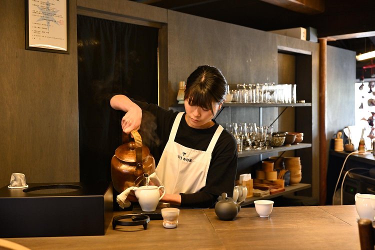最後の一滴まで注ぐお茶を淹れる所作も素敵。「みりんと出汁で焼き上げた厚焼き玉子のサンドもぜひ」