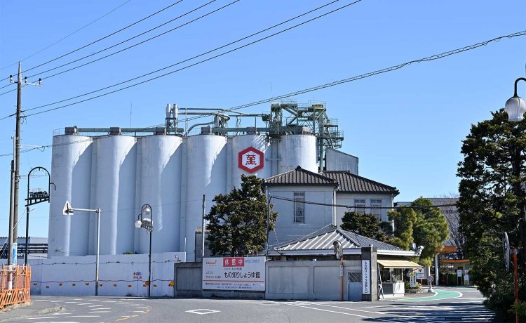 野田市駅の目の前に、キッコーマンの巨大なタンクがそびえ立つ。