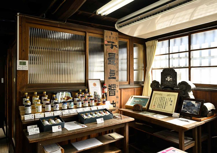 事務所兼主屋の中に設けられた歴史を感じる直売所。明治28年と刻まれた特約店の看板も展示。