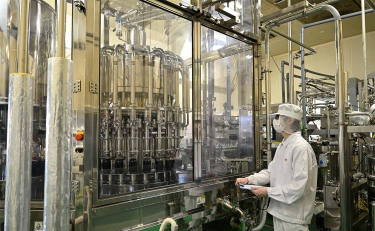 1分140本の充填ラインなど最新機器を使用。