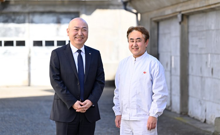 常務取締役・山下雄三郎さん（左）と総務部長・田代仁哉さん。