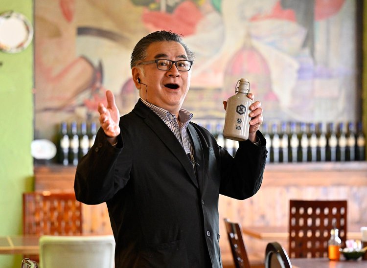 総支配人の櫻井さんは歌も得意。お客さんの誕生日にはスタッフとバースデーソングを歌ってくれる。「醤油やもろみの使い分けがおいしさの決め手です！」