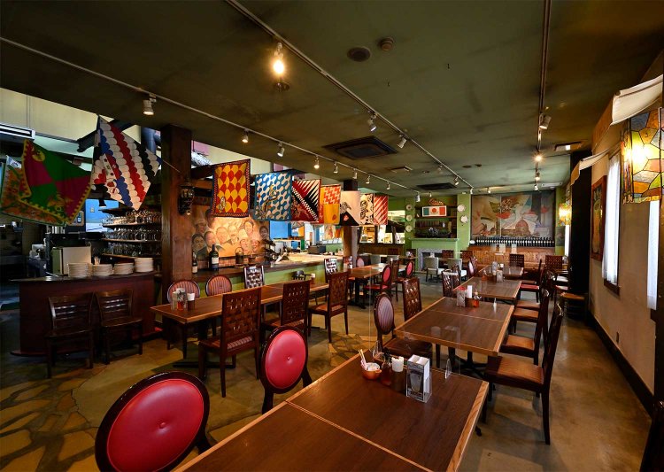 天井の高い開放的な店内。