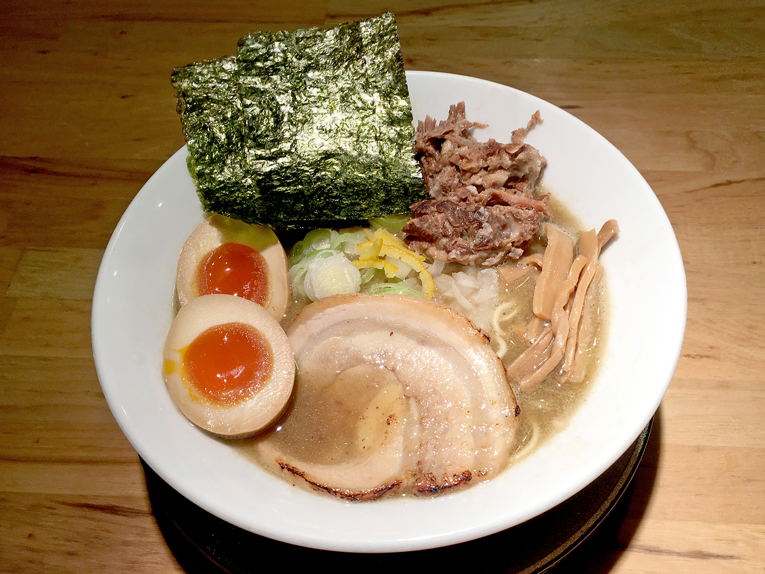 特製濃厚煮干しそば1100円。低加水麺の食感と濃厚スープが絶妙な組み合わせ。
