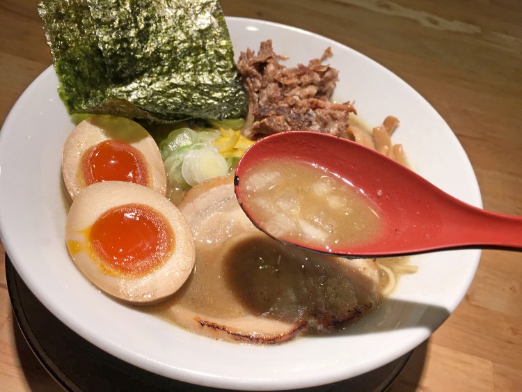 煮干しの味はしっかり濃厚だがスープとしてはあっさりマイルドな味わいだ。刻み玉ねぎの甘みとトロトロスープとの相性も抜群だ。