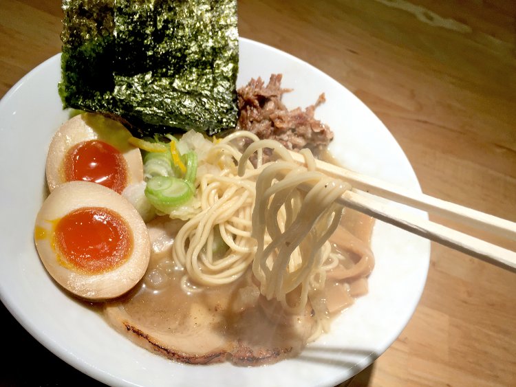 低加水麺の食感と濃厚スープが絶妙の組み合わせ。麺がスープの旨味をほどよく吸って、おいしさが広がる。