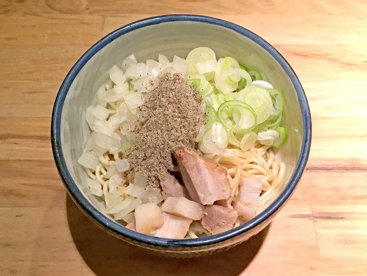 和え玉250円。ねぎの甘みと煮干しの味が混ざりあう。