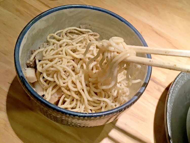 煮干しの粉がかけてあるので、煮干しそのものの旨味をダイレクトに味わえる。