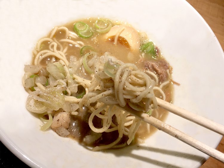 刻み玉ねぎの甘みが煮干しスープの味をほどよくマイルドにしている。