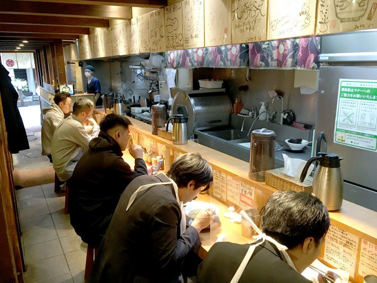 カウンター席は6席。店の奥にはテーブル席もある。