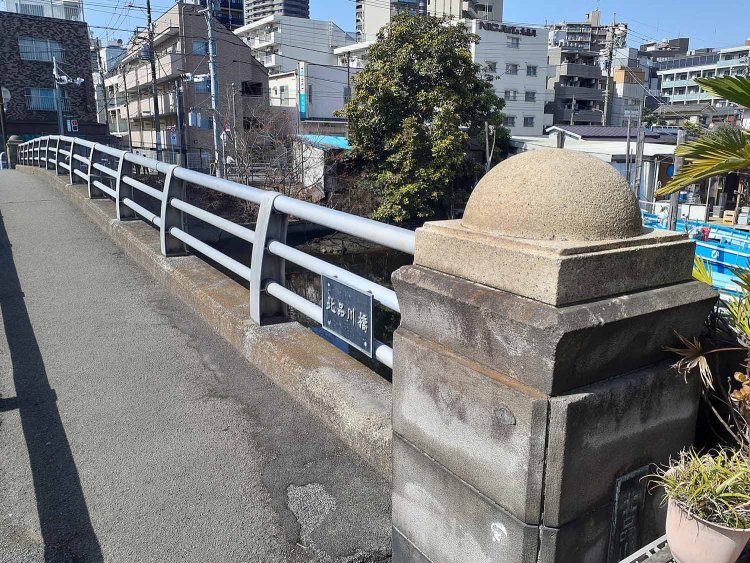 北品川橋。品川浦に注ぐ旧目黒川に架かる。親柱に大正14年9月竣工とあるので、関東大震災の復興事業か。