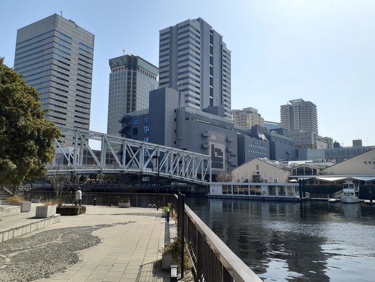 天王洲ふれあい橋と天王洲アイル。もとは江戸末期に設けられた第四台場。1988年から段階的に整備されていった。