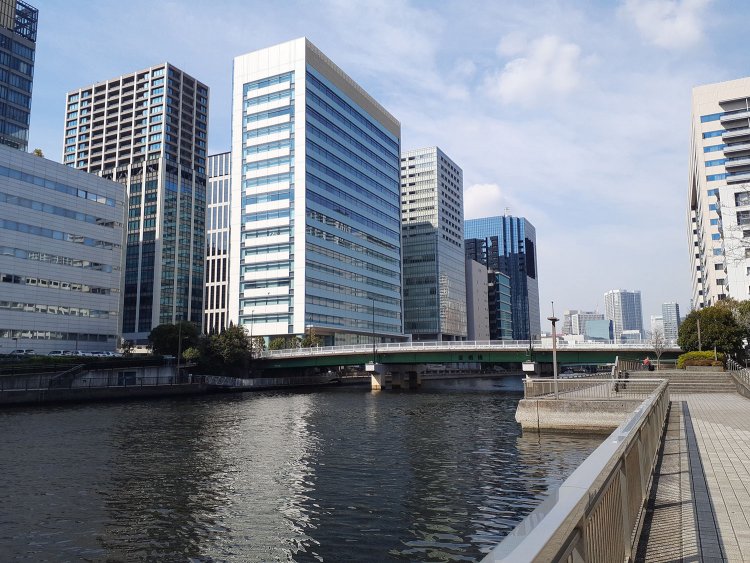 高浜運河に架かる御楯(みたて)橋。橋名は万葉集・防人の詩の「今日よりは顧みなくて大君の醜(しこ)の御楯と出で立つ我は」に由来。