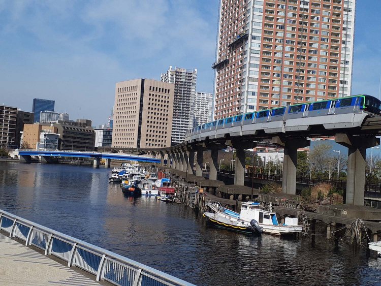 芝浦運河の西、モノレール高架の下を流れる芝浦西運河。《航路3》(「釣りバカ10」)でもハチの船が疾走している。