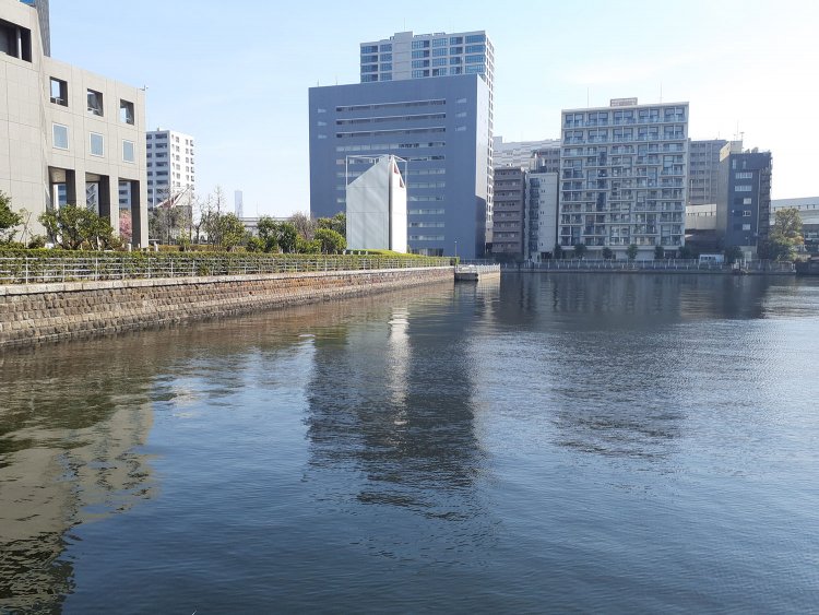 重箱堀は大正2年に作られた石積護岸。名称の由来はその四角い形から。明治には初の本格的海水浴場があったが、レジャーではなく療養目的だった。