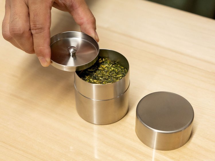 中蓋がギリギリ閉まるくらいぴっちりと茶葉を詰めるのが好ましい（参考サイズ：直径7mm✕高さ75cmmの茶缶で、深蒸し茶100g入る）