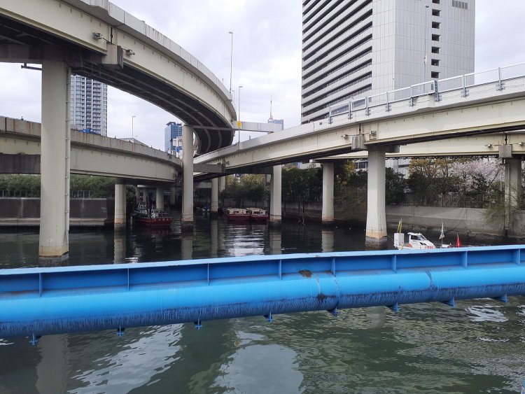 竹芝運河。古川の延長部で全長は約200m。古川下流部には屋形船などが多数係留。ちなみに古川の上流は渋谷川(宮益橋～天現寺橋)。