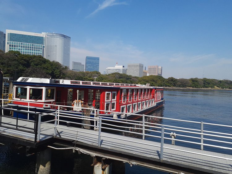 竹芝桟橋の北端、汐留川河口部に広がる水上バスの船だまり。ここで下船すれば(下船できれば)鈴木建設(新橋版)まで徒歩圏内だ。