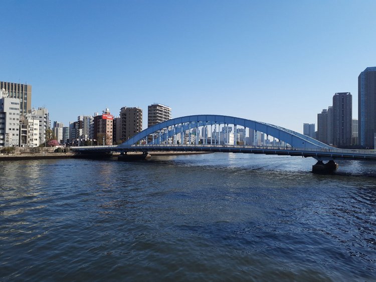 水上バスでハマちゃん通過スポットを確認。勝どき橋(「釣りバカ1」)、中央区新川の鈴木建設ロケ地(「釣りバカ11」)、永代橋(「釣りバカ4」)。