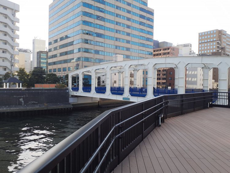 日本橋川の第一橋梁・豊海(とよみ)橋。昭和2年（1927）に震災復興事業として架設。梯子を横にしたような構造はフィーレンデール橋と呼ばれる。