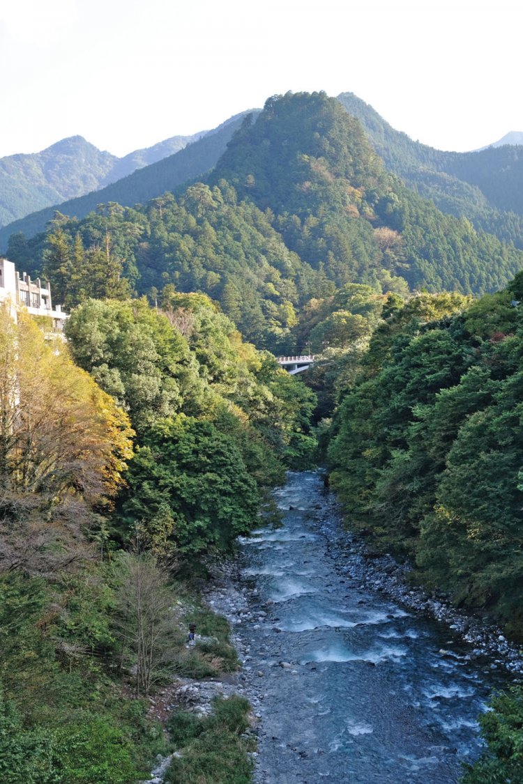 日原川の北氷川橋から奥多摩のシンボル、愛宕山を望む。山頂に行くには188段の急な石段を登って行く。