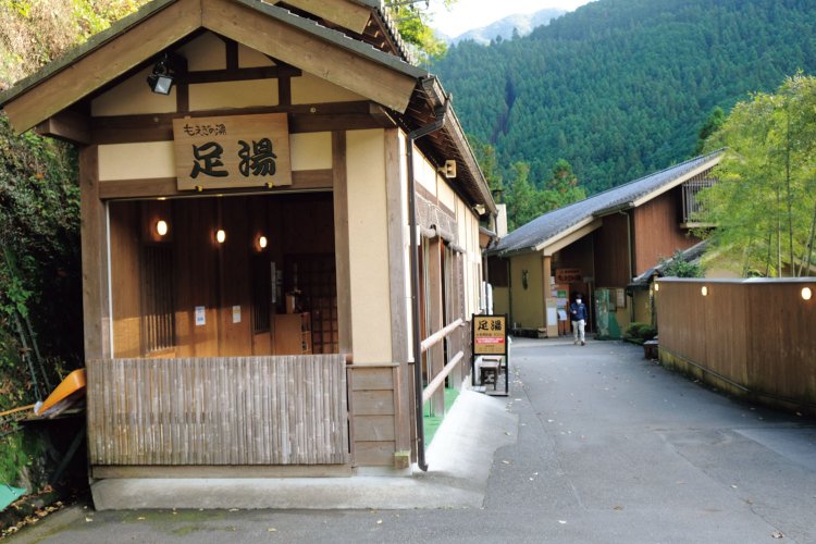 もえぎの湯の玄関のところに足湯がある。