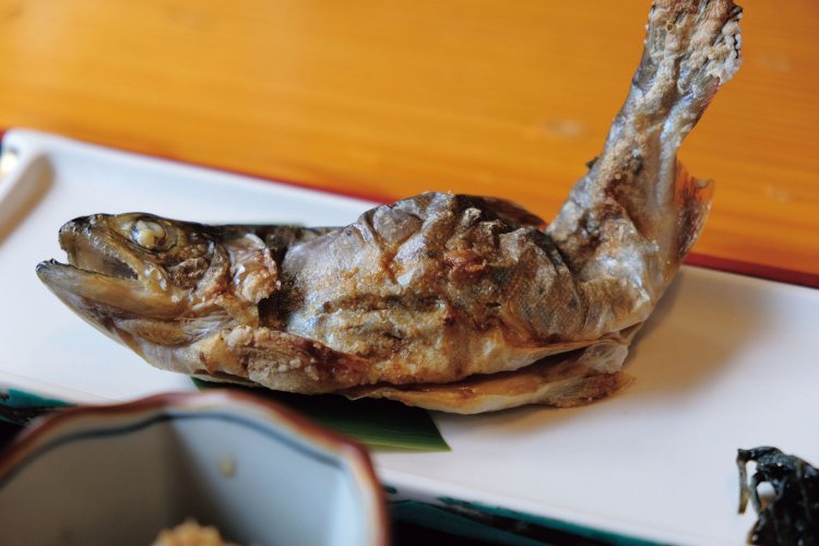 ２階の食堂では奥多摩の地のものを使ったものを食すことができる。写真はヤマメの定食。ヤマメは奥多摩で養殖している。