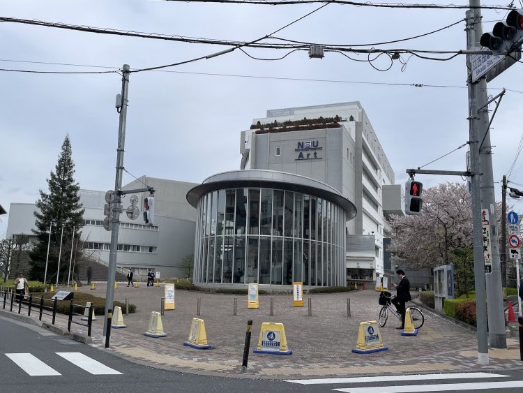 店の前から見える日芸の校舎。