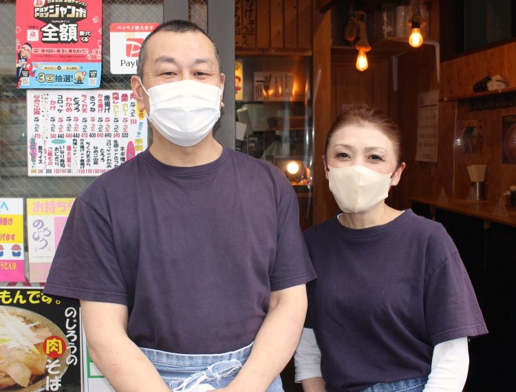 左が店長の三津田さん。右は従業員の下田さん。