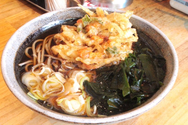 かき揚げそば490円も間違いないうまさ。