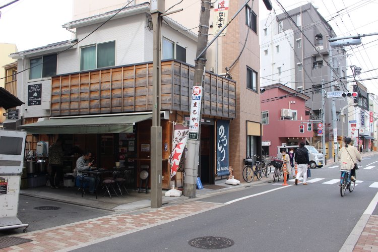 店横のテーブル席を利用するお客さんも多い。