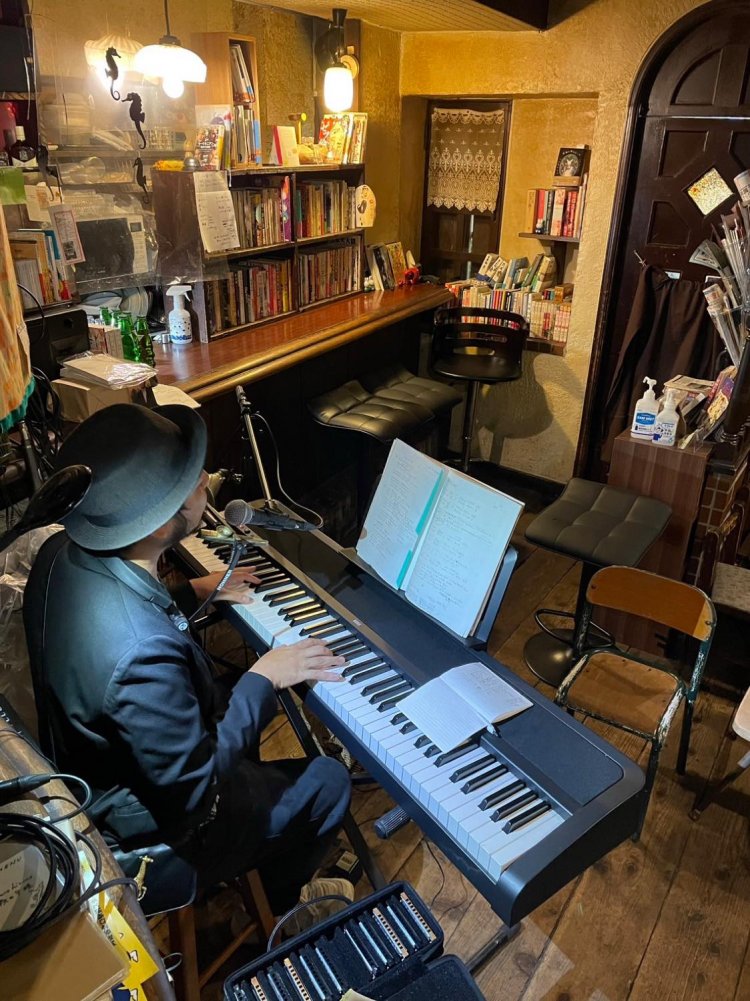 ミュージシャンのセンチメンタル岡田さんによるライブ。