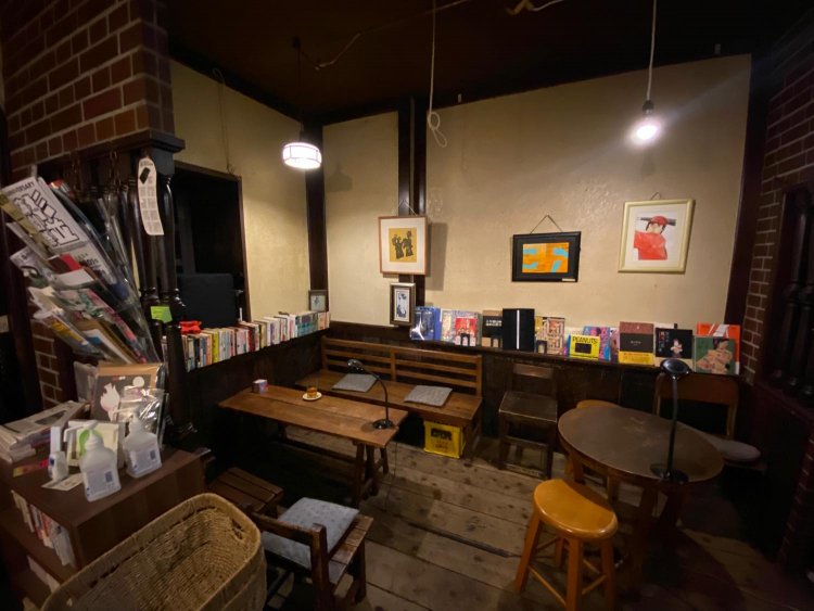 スナック時代は、赤い絨毯にフサフサのソファだったそう。「今思えばそのままでもよかったんじゃないかな」と門田さん。