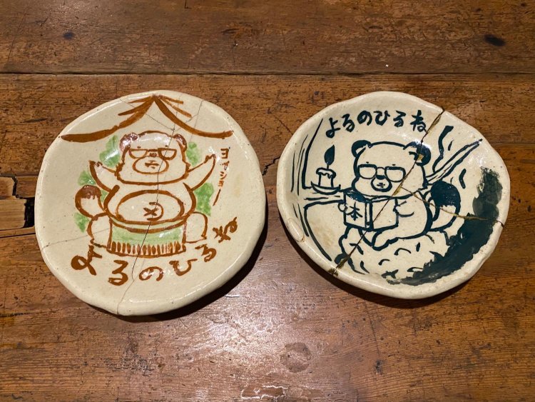 ドリンク置きやデザート用で使用中のオリジナル小皿 （絵・腹肉ツヤ子さん）。