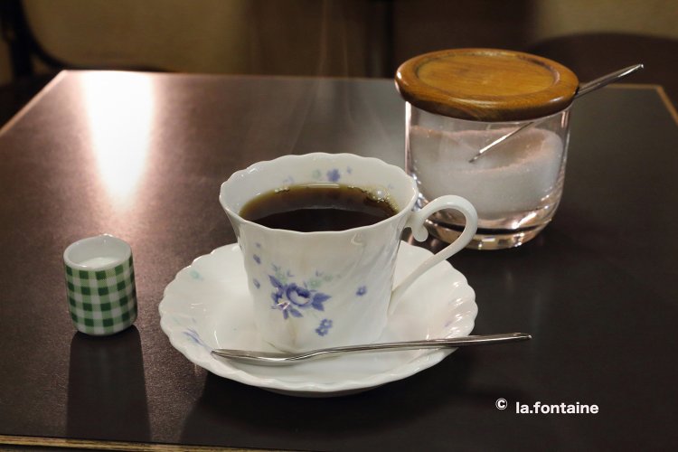 上品なカップに注がれたブレンドコーヒー。