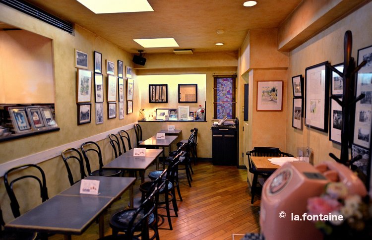 店内には豊さんの父・叔父・ご本人が撮影した昔の渋谷の写真がいっぱい。ピンクの電話が懐かしい！