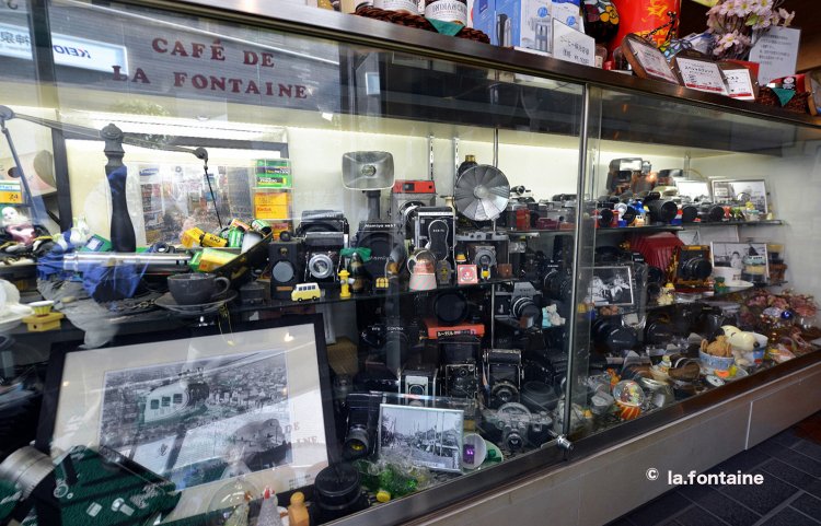 さまざまなカメラが並べられている。フィルムも懐かしい！