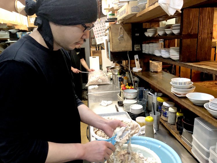 夜に向かって仕込み中の竹市さんと山盛りホルモン。