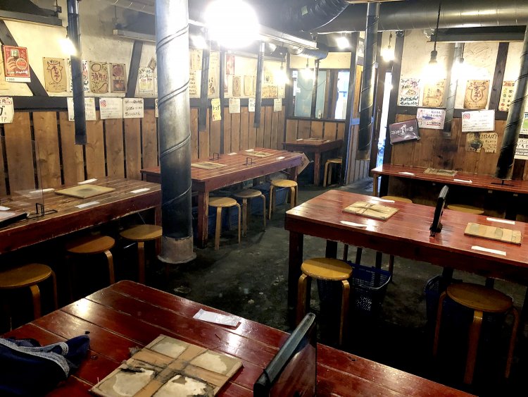 全体的に煙にいぶされ、いい感じに仕上がっている店内。