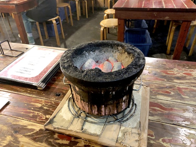 注文するとすぐに赤くメラメラと熱を放つ炭が入った七輪が運ばれてくる。