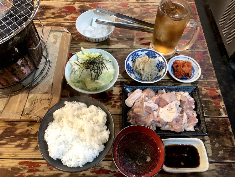 すだち鳥定食700円の見事な陣容。ご飯大盛無料！