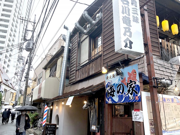 飲み屋横丁を進んで『大衆酒蔵 シチュー屋』を目印に右折すると、右側に『肉三昧 石川竜乃介』の看板が見える。