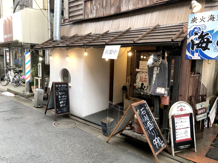 飲ませる気満々の素敵なお店の佇まい。