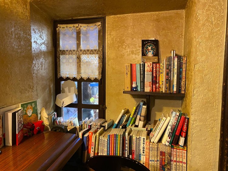 外から覗ける出窓コーナー。お店の様子を伺うのにうってつけ。