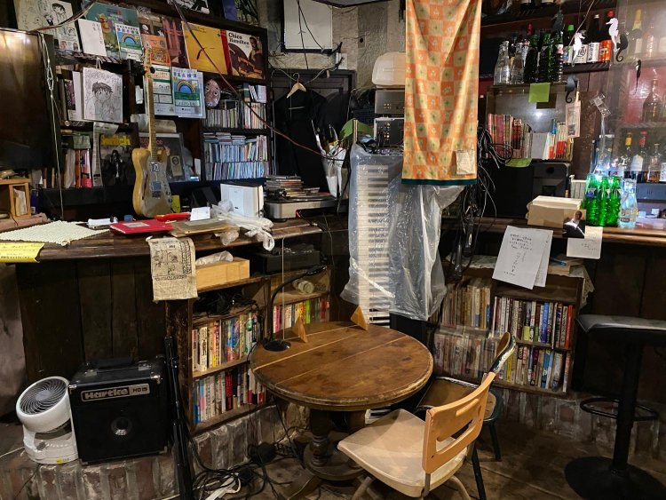 テーブルのおひとり様席。右側には個性豊かなよるひるプロの本コーナー。