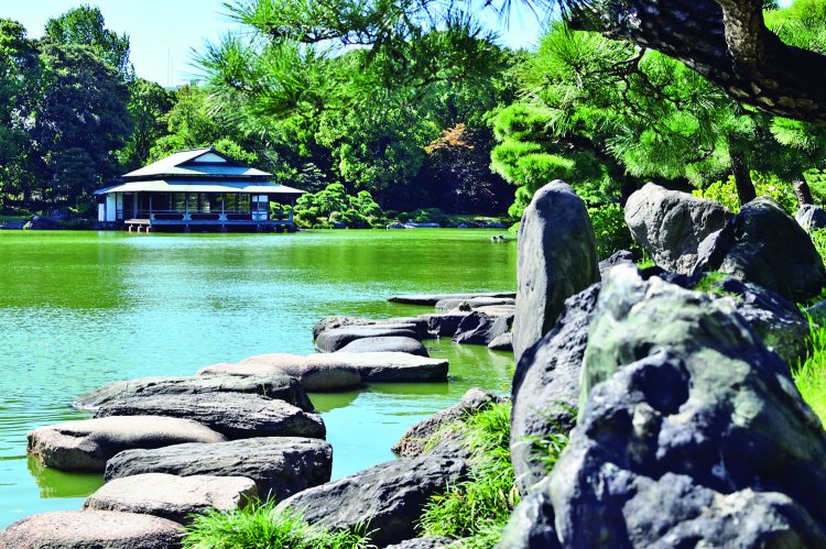 池の端に石を飛び飛びに置いて歩けるようにした磯渡りも特徴のひとつ。