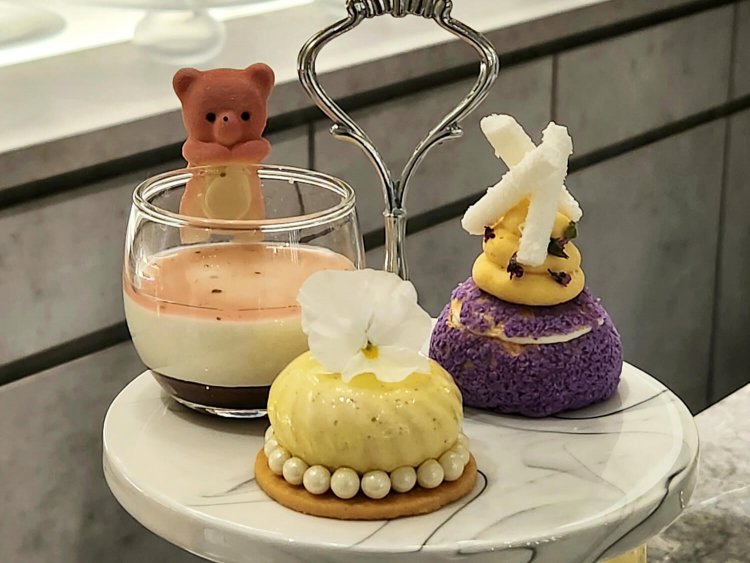 【上段】桜餡ソースのパンナコッタ、アプリコットシュー ラベンダーの香り、オレンジのムース。